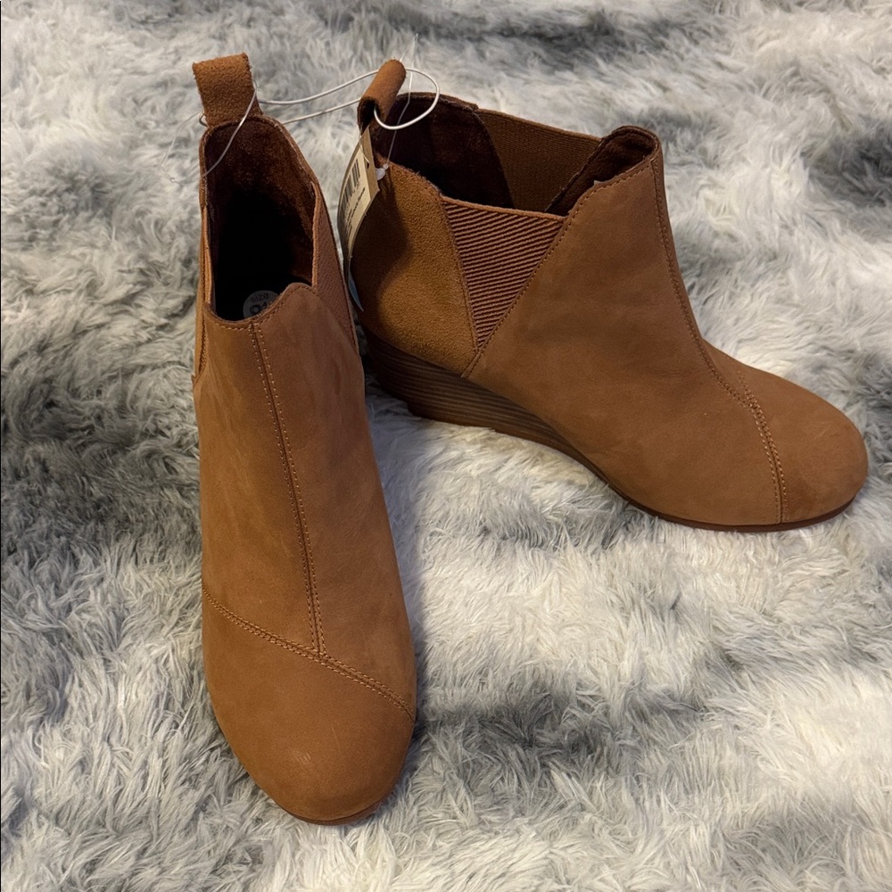 NWT TOMS Kelsey Wedge Ankle Booties Tan Suede Slip-On, Size 8.5